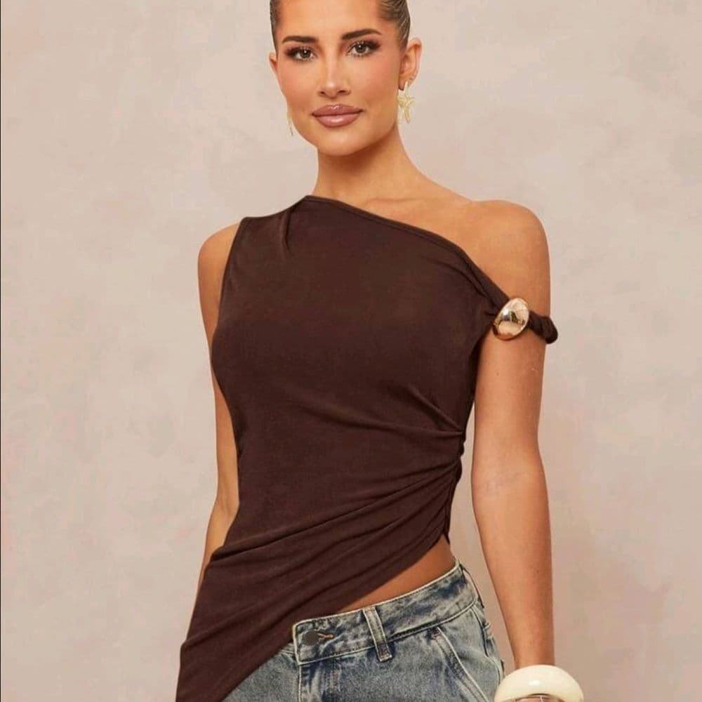 TOP HOMBROS OBLICUOS CAFE INTEGRAL TALLE M