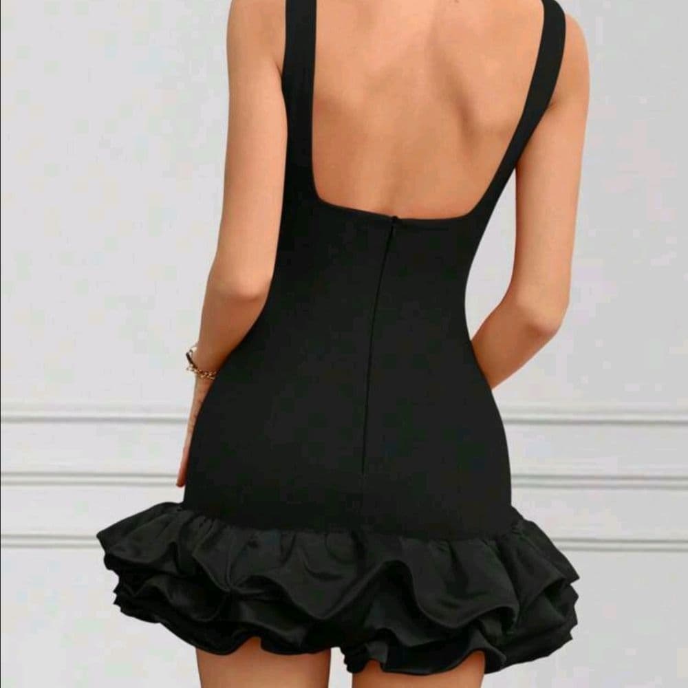VESTIDO MINI AJUSTADO CON VOLANTES EN EL BAJO TALLE L
