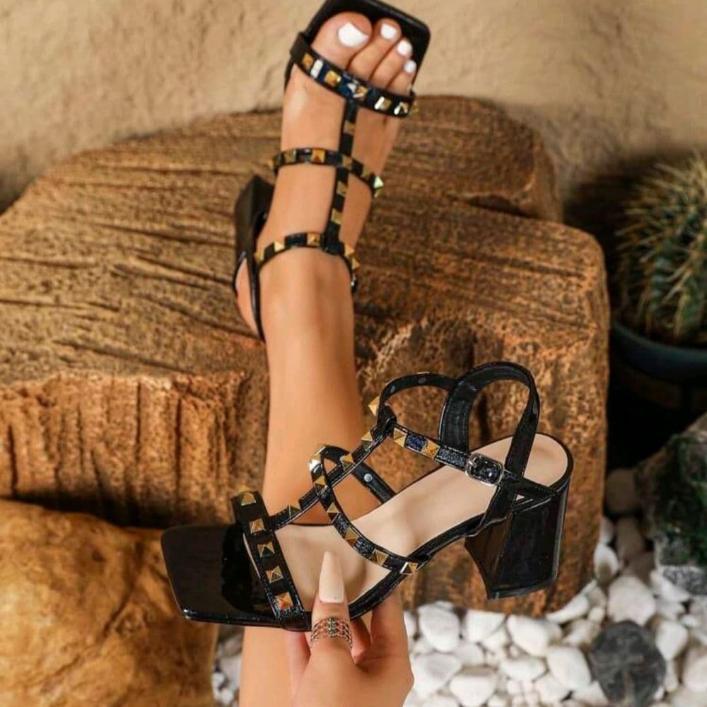 SANDALIA CON TACHAS